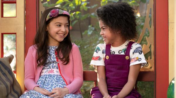 Ivy und Bean finden heraus, dass es in ihrer Schultoilette spukt. Um die Schule zu retten, führen die beiden ein Ritual durch und aktivieren ihre Hexenkräfte. Der Kinderfilm ist ab 2. September im Programm von Netflix.