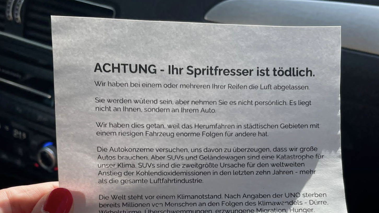 Zettel wie diesen klebten die Klimaprotestlerinnen- und protestler nach ihren Aktionen an die Windschutzscheiben der SUVs.