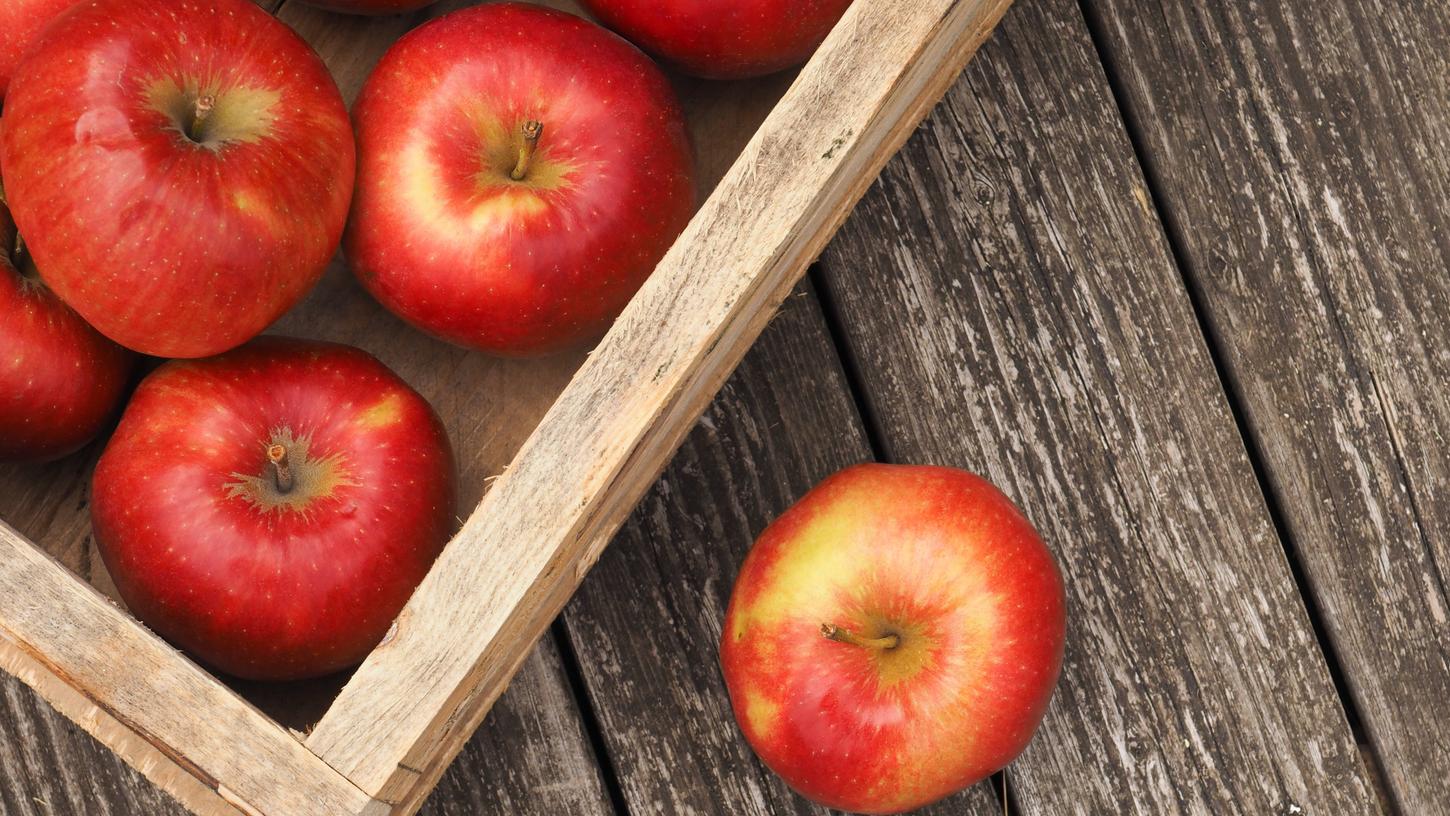 Wer die Äpfel in einer Holzkiste aufbewahrt, sollte immer nur eine Schicht Äpfel lagern, damit sich das Obst nicht gegenseitig berührt.