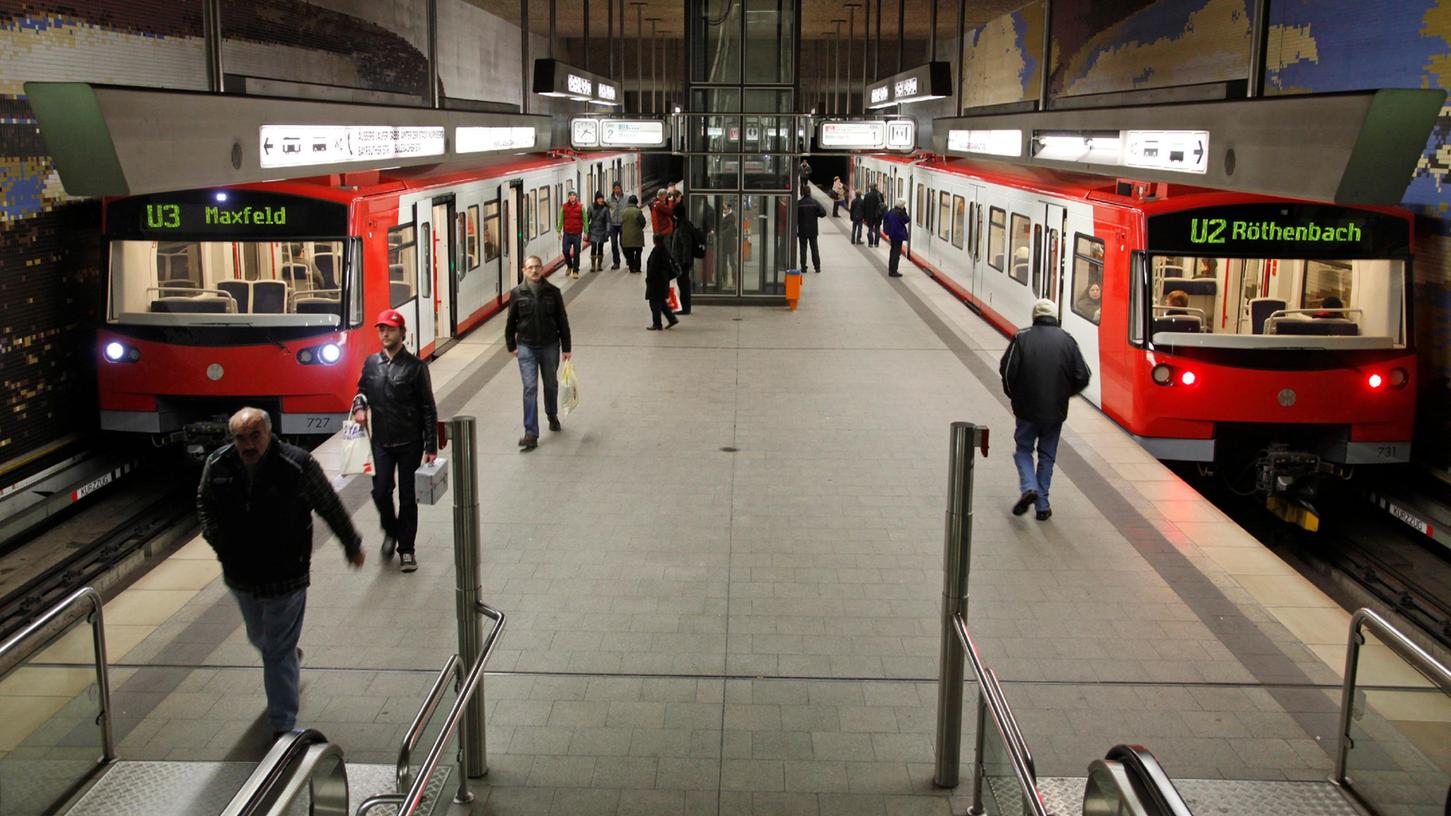 An einem U-Bahnsteig in der Nürnberger Innenstadt hat sich ein Mann am Samstagnachmittag entblößt. (Symbolbild)