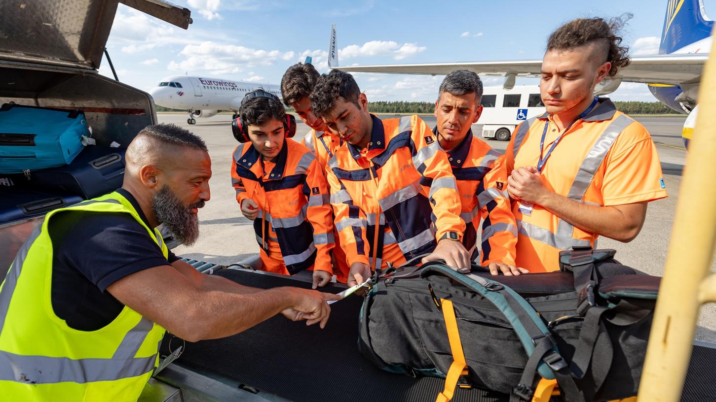 Türkische Arbeitskräfte helfen beim Airport Nürnberg aus: Flughafen-Trainer Erkan Catoglu (links) schult die neuen Teammitglieder.