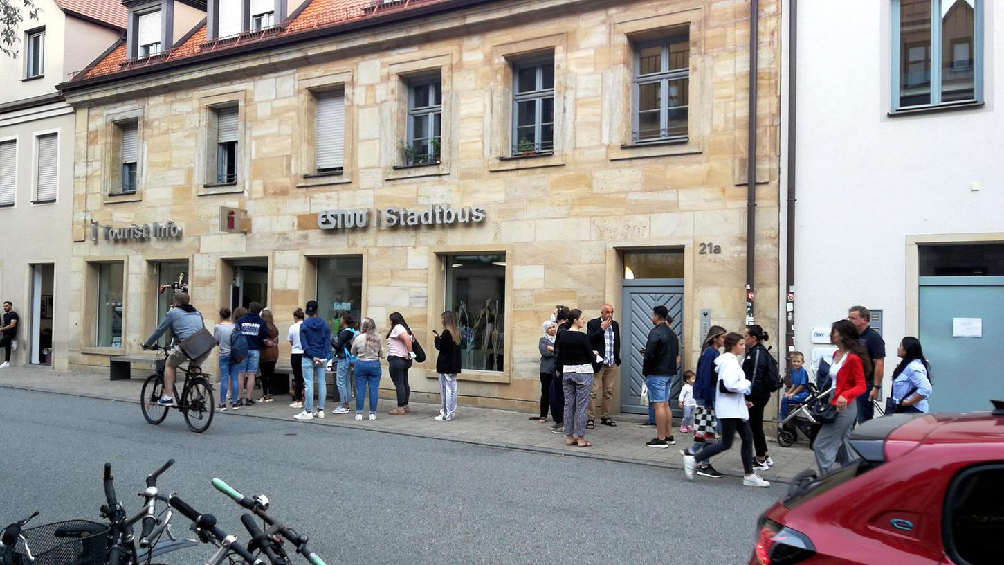 Vor dem Kundenbüro der Erlanger Stadtbus GmbH in der Goethestraße gab es am letzten Tag des August viele wartende Menschen.