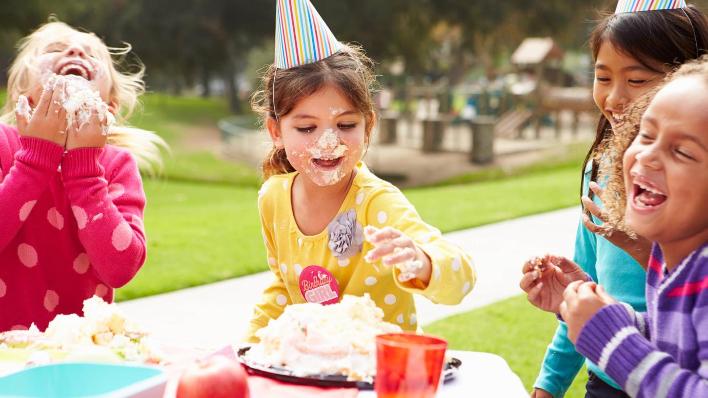 Gut, an den Tischmanieren könnte man noch arbeiten - aber wenigstens ist die Stimmung bestens beim Kindergeburtstag.
Gut, an den Tischmanieren könnte man noch arbeiten - aber wenigstens ist die Stimmung bestens beim Kindergeburtstag.