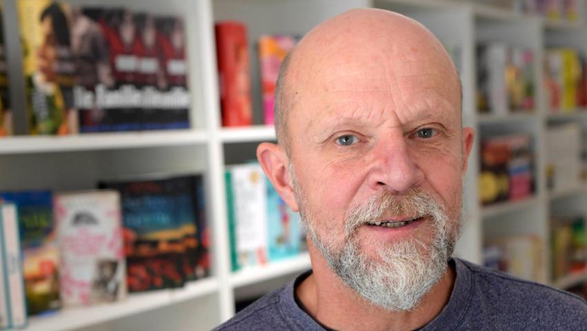 Michael Holz (60) führt seine Buchhandlung "Faust" seit 2018 in Ebermannstadt. Er ist in Hamburg geboren und seit 20 Jahren in Franken. Mittlerweile kommt er mit dem Dialekt ganz gut zurecht, übernommen hat aber eigentlich nur "Bassd scho". 
