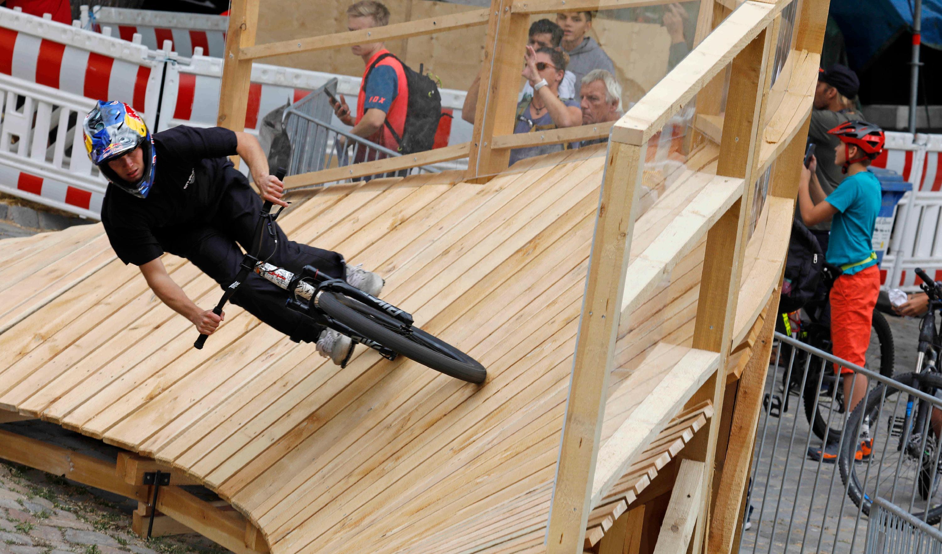 Bei den ersten Trainingseinheiten für den Red Bull District Ride in Nürnberg haben sich die Fahrer mächtig ins Zeug - und in die Kurve - gelegt.