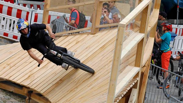 Bei den ersten Trainingseinheiten für den Red Bull District Ride in Nürnberg haben sich die Fahrer mächtig ins Zeug - und in die Kurve - gelegt.