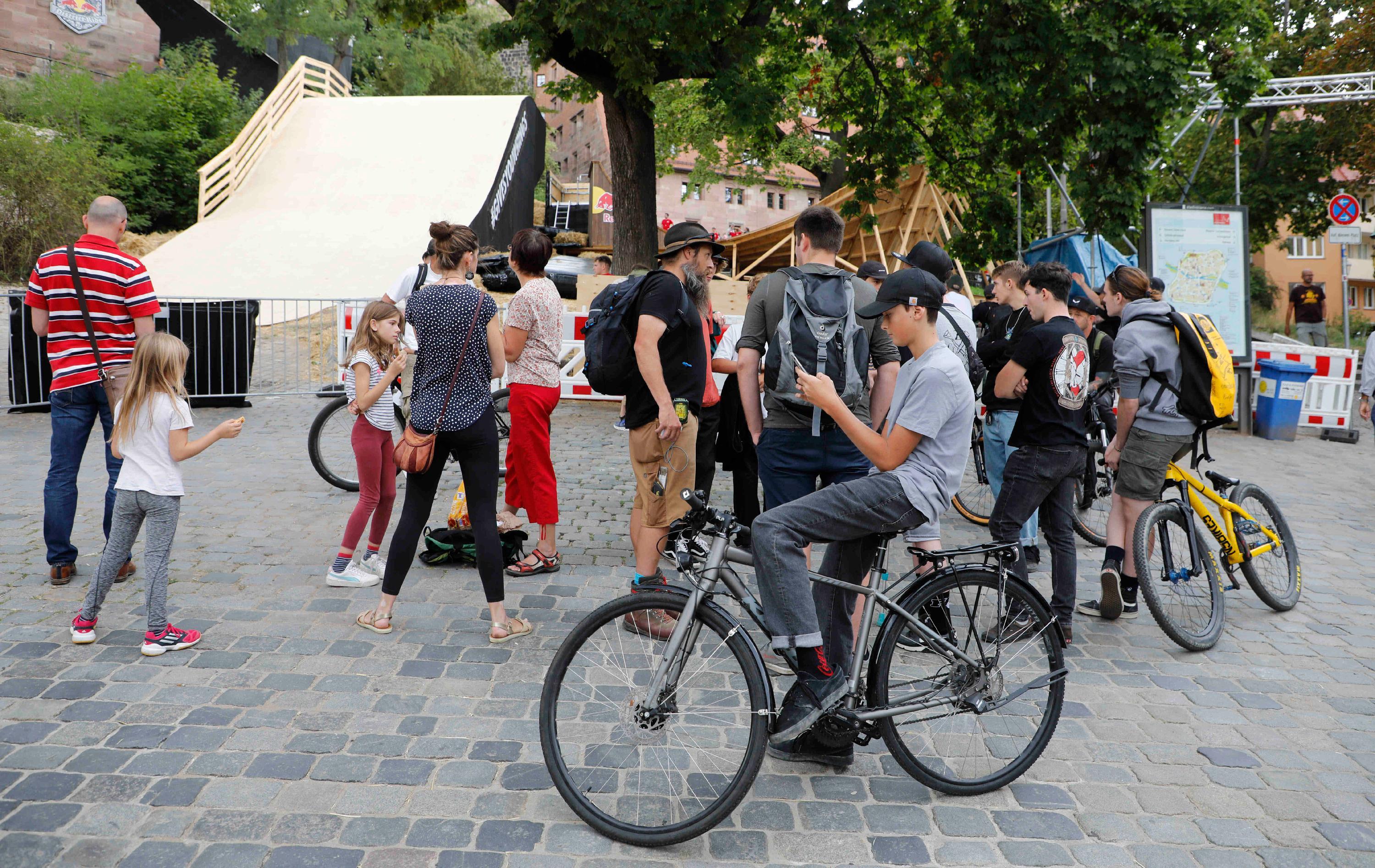 Die ersten Schaulustigen standen bereits am Donnerstag an der Strecke, um einen Blick auf die 15 besten Slopestyle-Mountainbiker der Welt zu erhaschen.