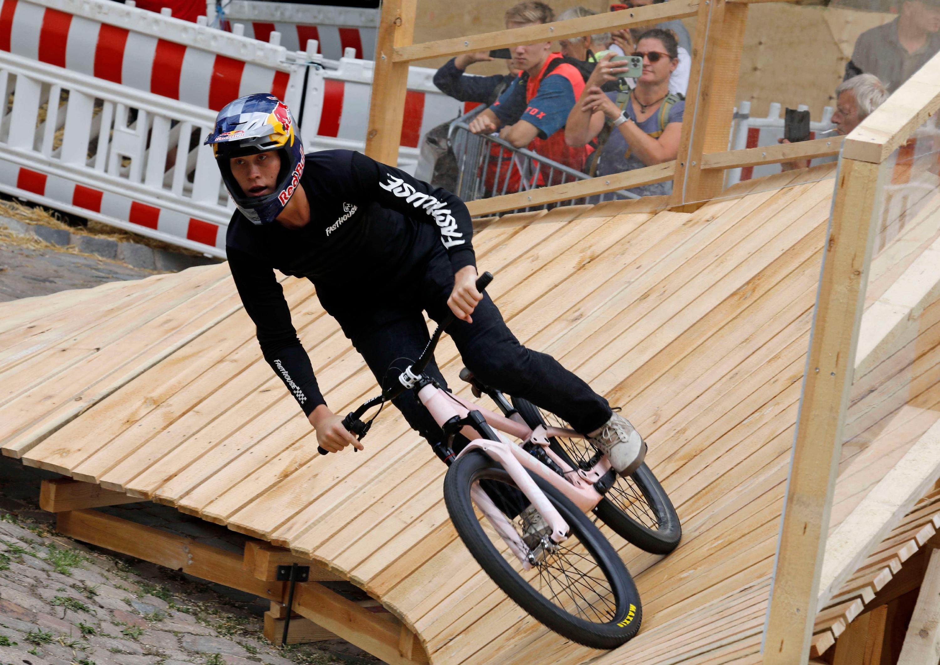 Auch wenn es beim Slopestyle Contest am Samstag nicht um Zeiten geht, müssen die Fahrer an einigen Stellen mächtig Fahrt aufnehmen, um das nächste Hindernis bewältigen zu können.
