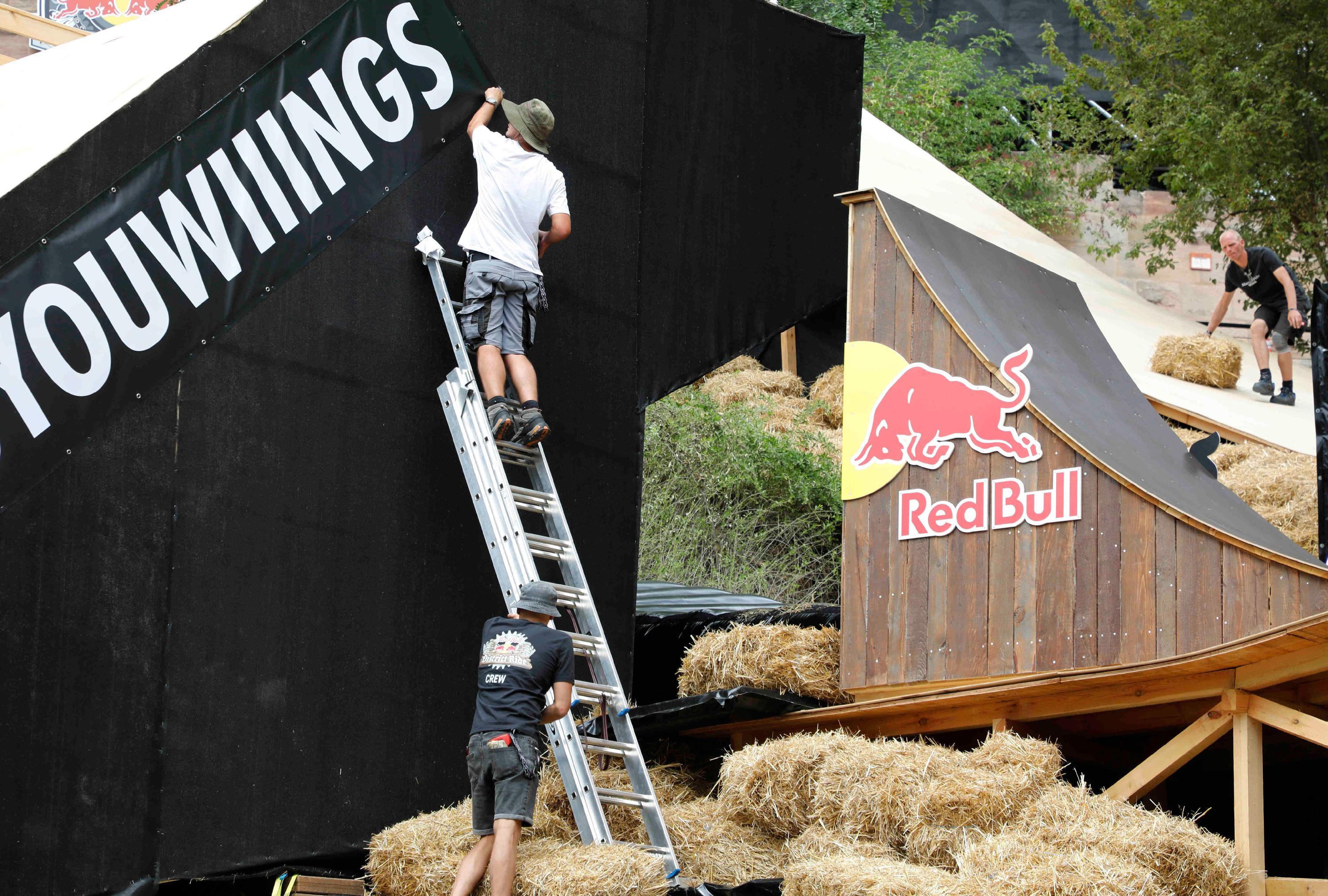 Bevor die Wettkämpfe beginnen, ist noch Detailarbeit an der Strecke nötig.