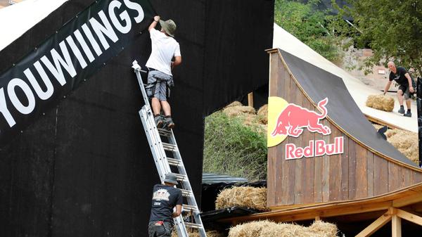 Bevor die Wettkämpfe beginnen, ist noch Detailarbeit an der Strecke nötig.