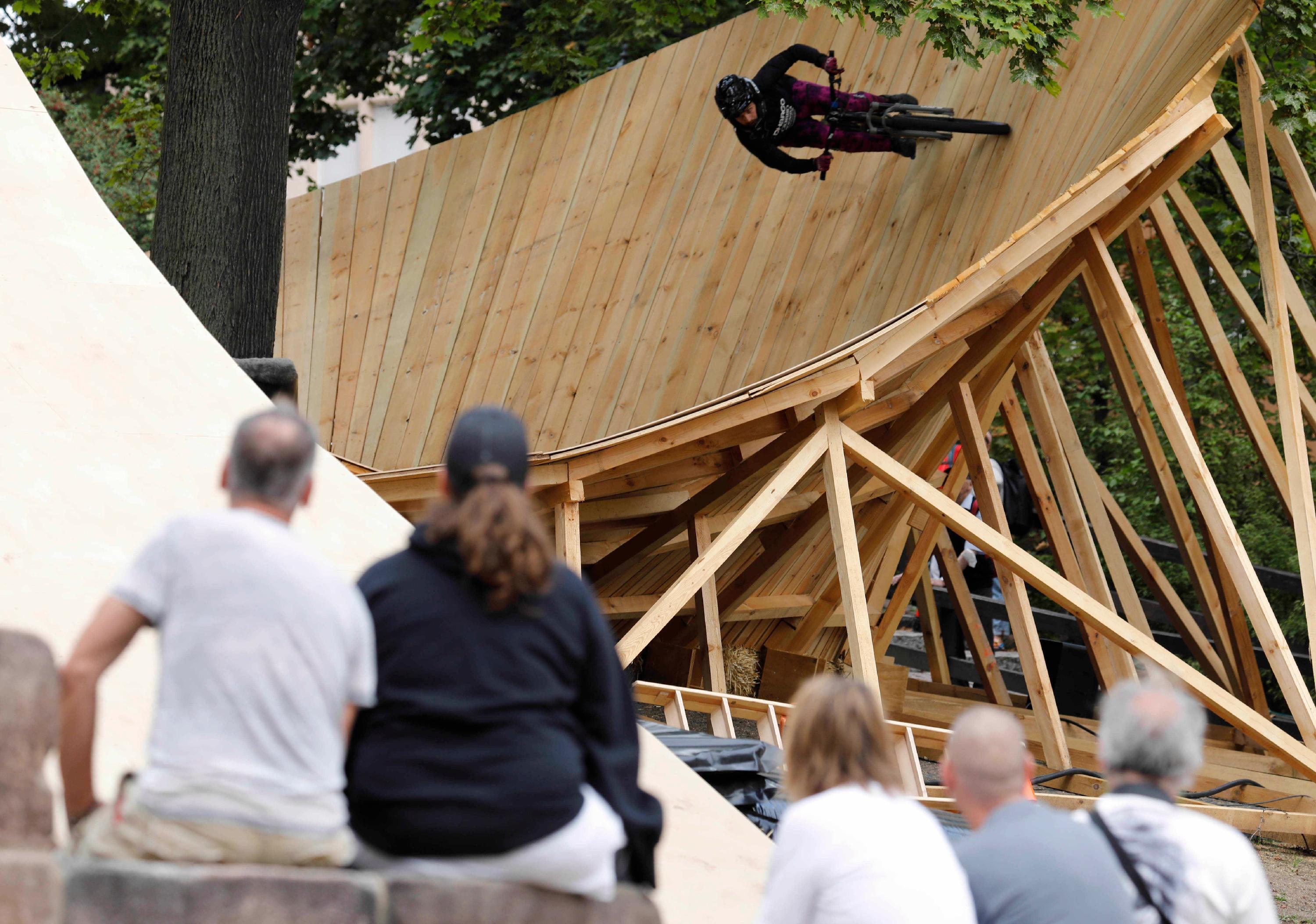 Vom Start an der Burg geht es in einer Steilkurve weiter nach unten.