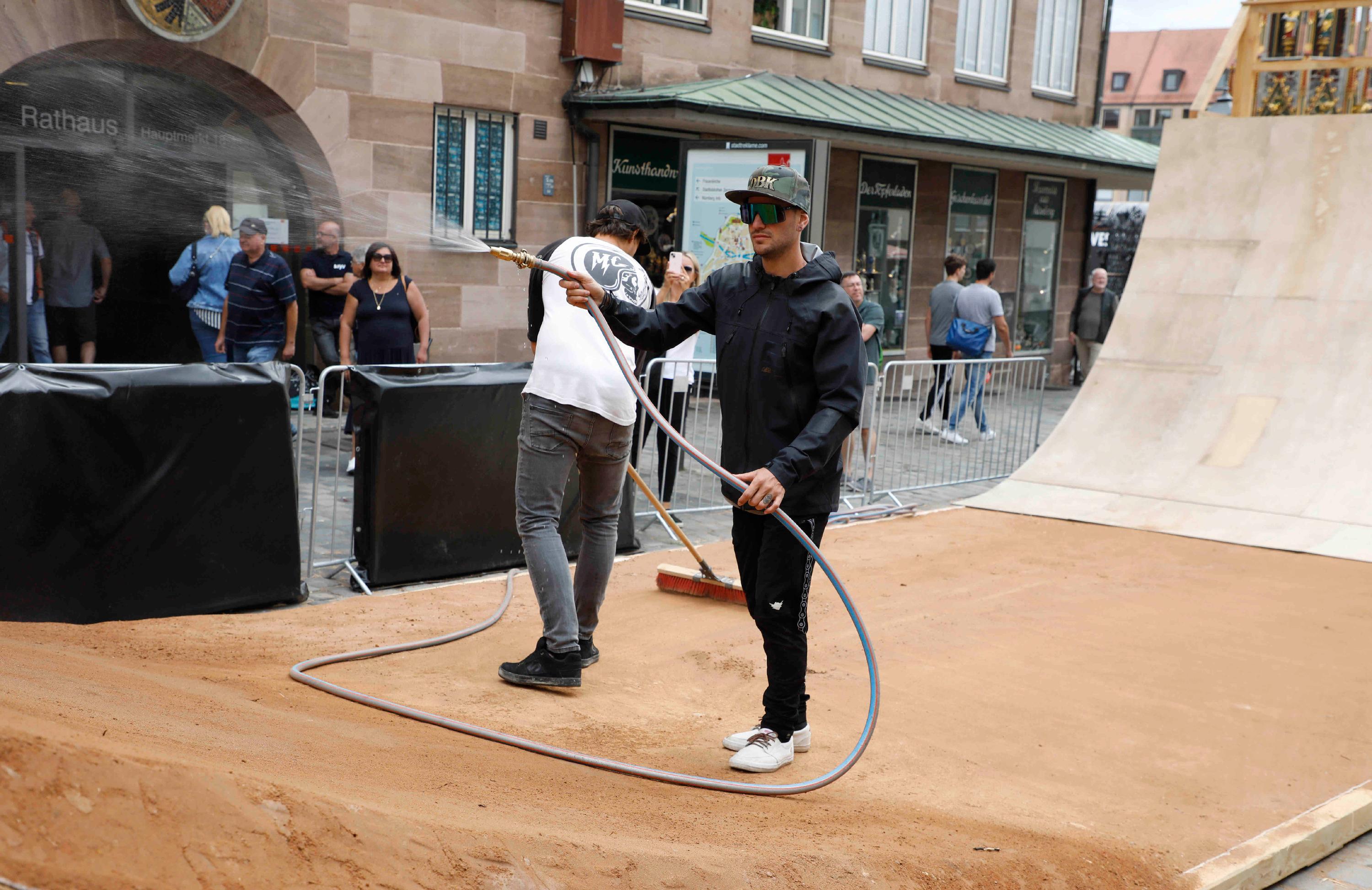 Während am Donnerstag bereits im "Castle District" und dem "Box District", also den Teilabschnitten eins und zwei, trainiert wurde, wurde die Piste neben dem Rathaus erst einmal gegossen und entsprechend präpariert. 