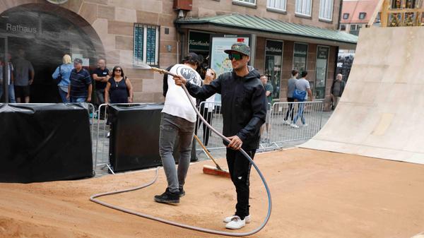Während am Donnerstag bereits im "Castle District" und dem "Box District", also den Teilabschnitten eins und zwei, trainiert wurde, wurde die Piste neben dem Rathaus erst einmal gegossen und entsprechend präpariert.