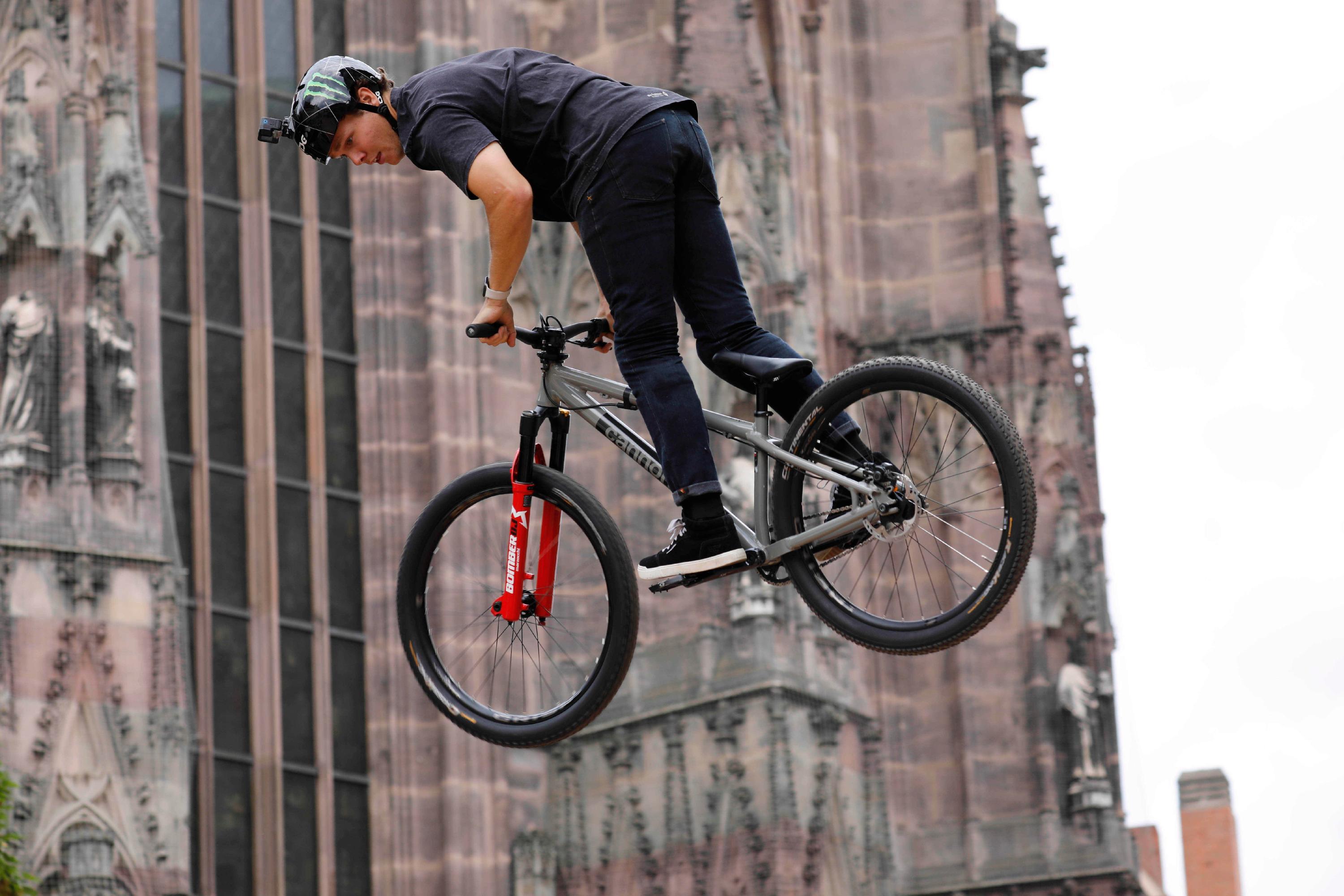 Perfekte Haltungsnoten dürfte es für dieses Parken in der Luft geben.