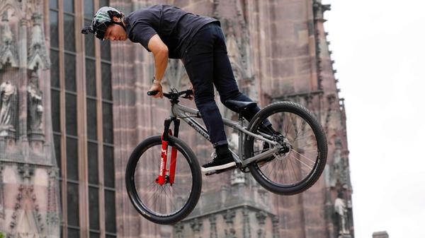 Perfekte Haltungsnoten dürfte es für dieses Parken in der Luft geben.