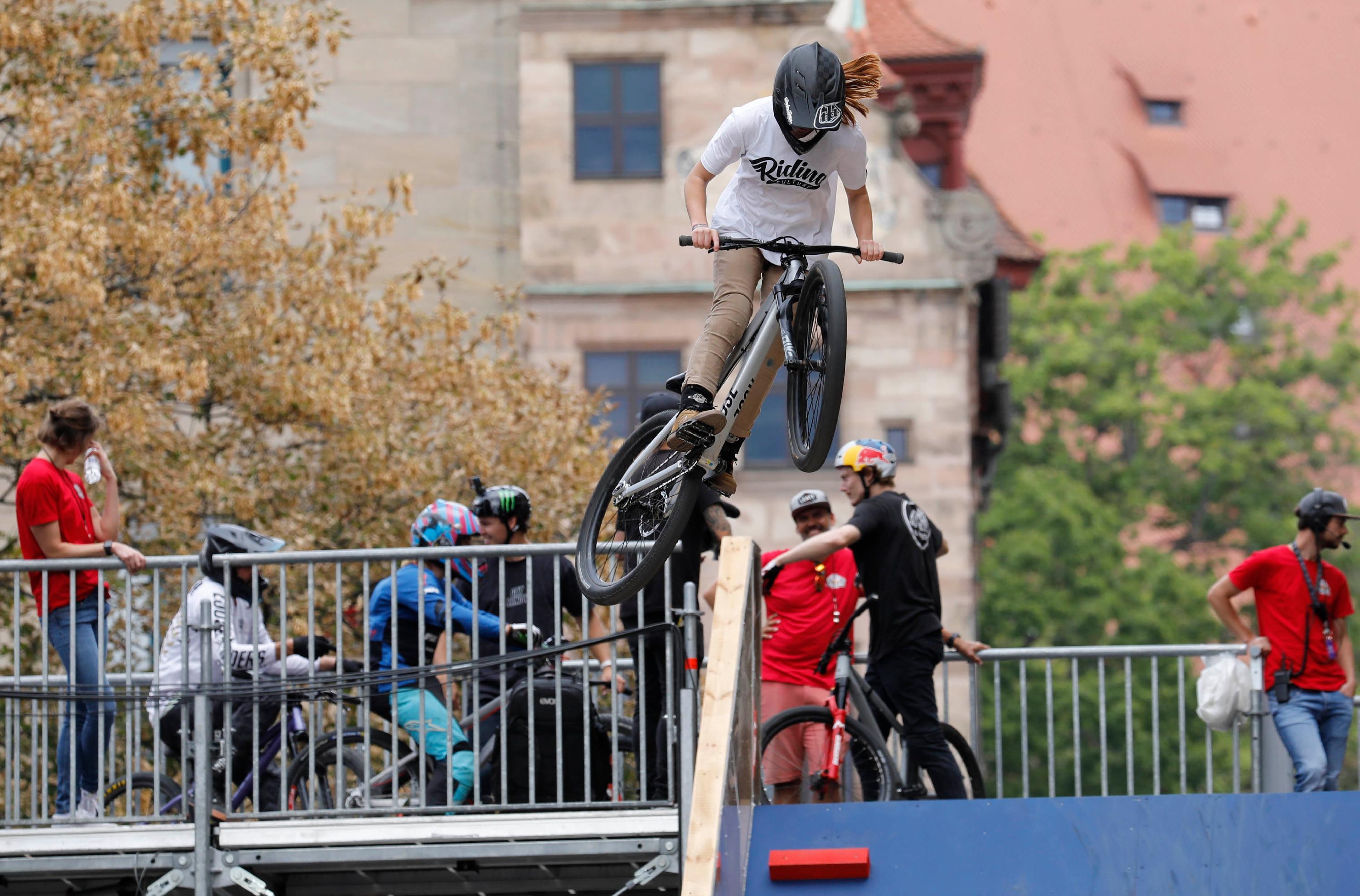 Einer nach dem anderen nutzte die Gelegenheit, die richtige Spur zu finden...