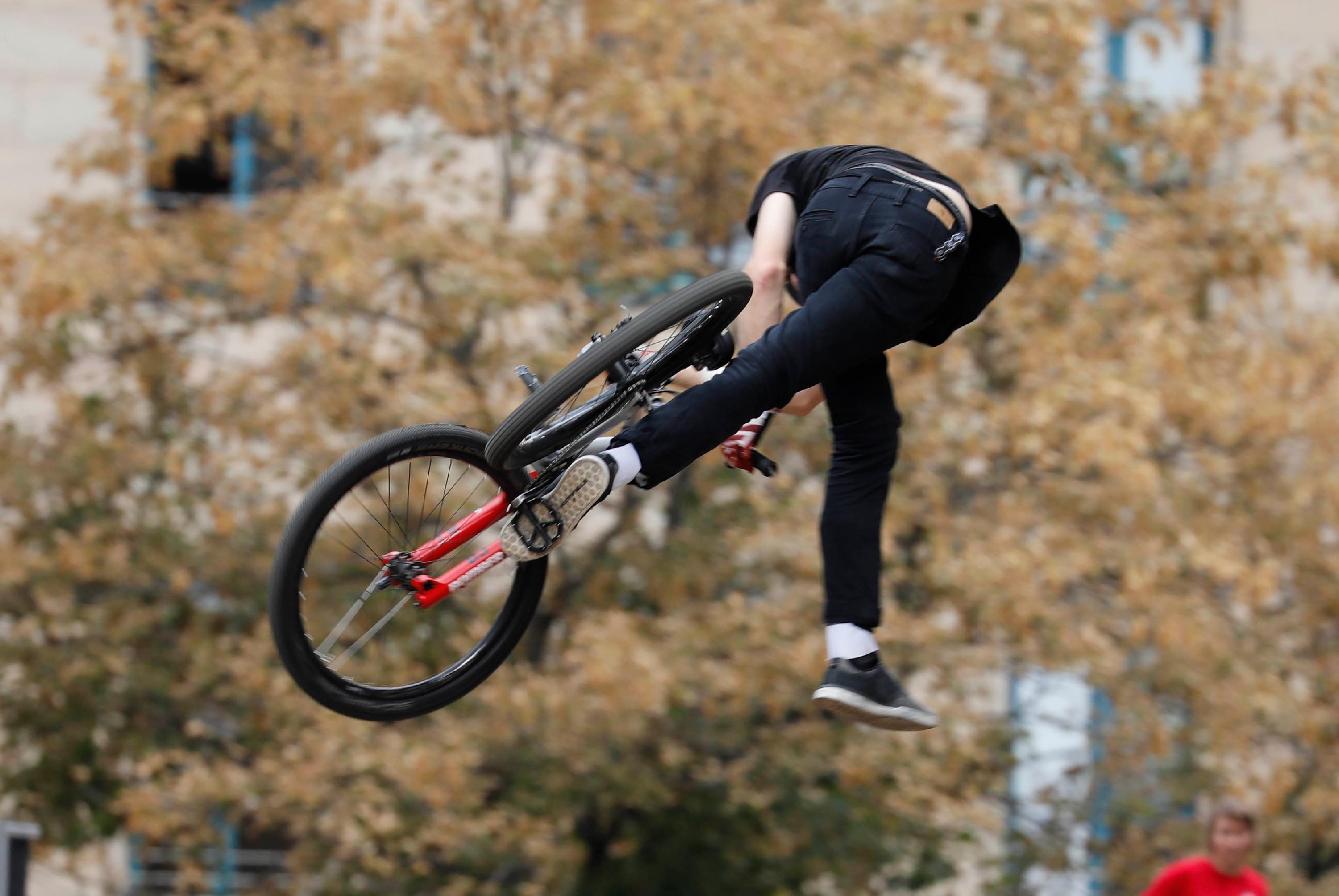 Jetzt bloß nicht loslassen. Auch in der Luft müssen die Slopestyle-Mountainbiker den Überblick behalten...