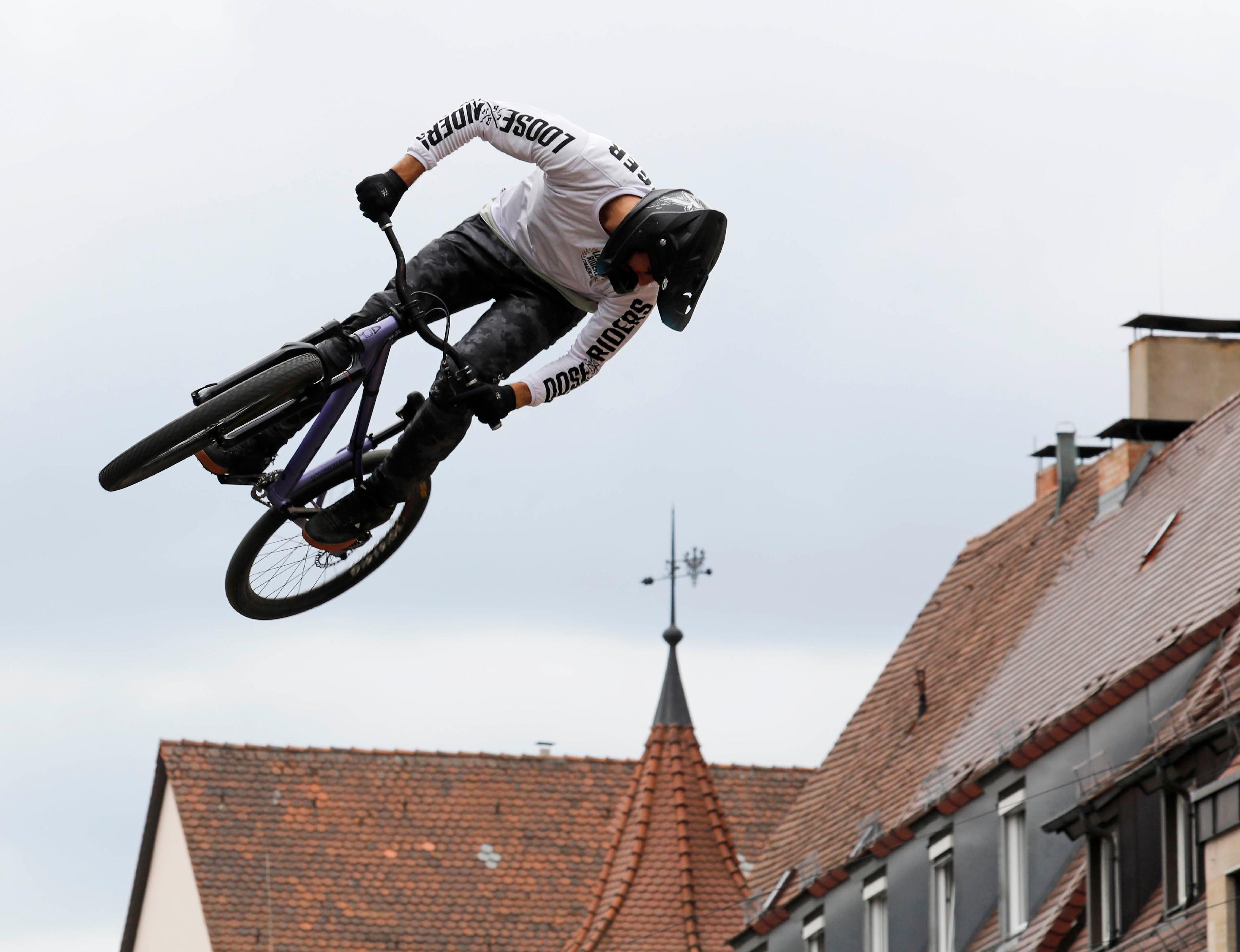 Bevor es hinunter in Richtung Sebalduskirche geht, stehen die Athleten förmlich in der Luft.