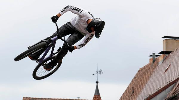 Bevor es hinunter in Richtung Sebalduskirche geht, stehen die Athleten förmlich in der Luft.