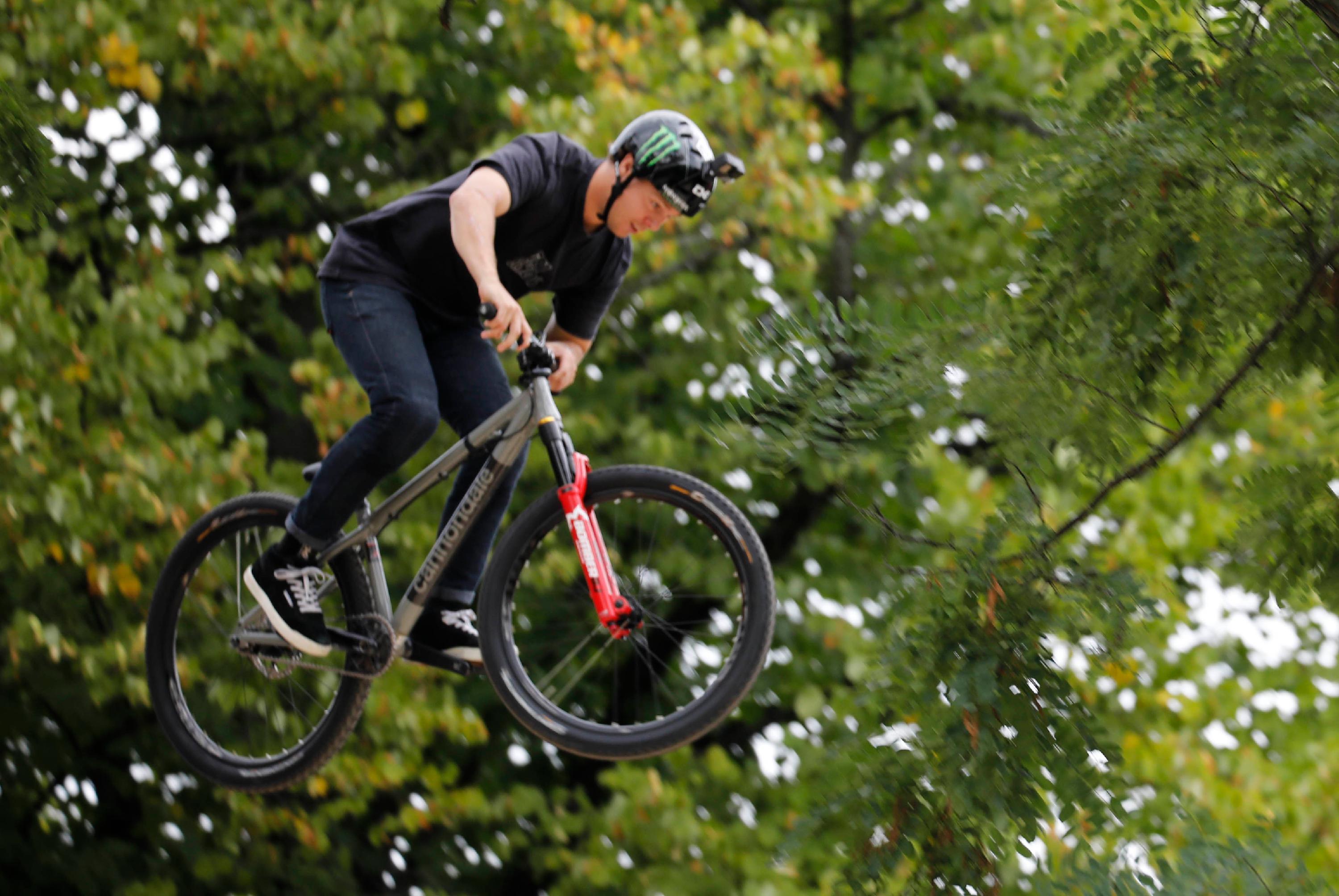 Mithilfe einer Kamera am Helm filmen die Spitzenfahrer ihren Ritt durch die Altstadt.