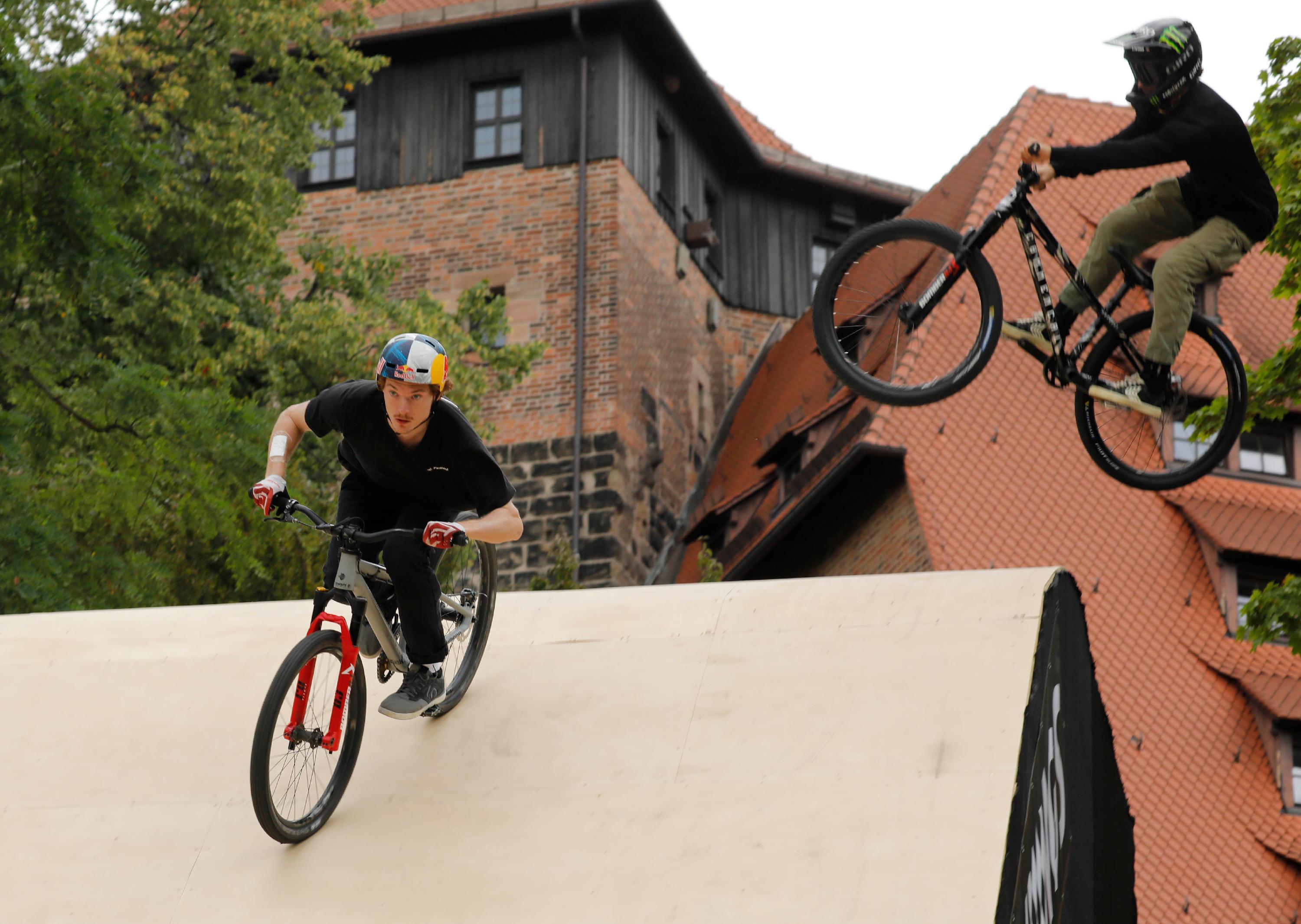 Gleich wird es eng auf der Strecke. Aber keine Angst: Beim Slopestyle Contest am Samstag sitzt keinem Athleten ein Konkurrent im Nacken. Zumindest nicht direkt auf dem Kurs.