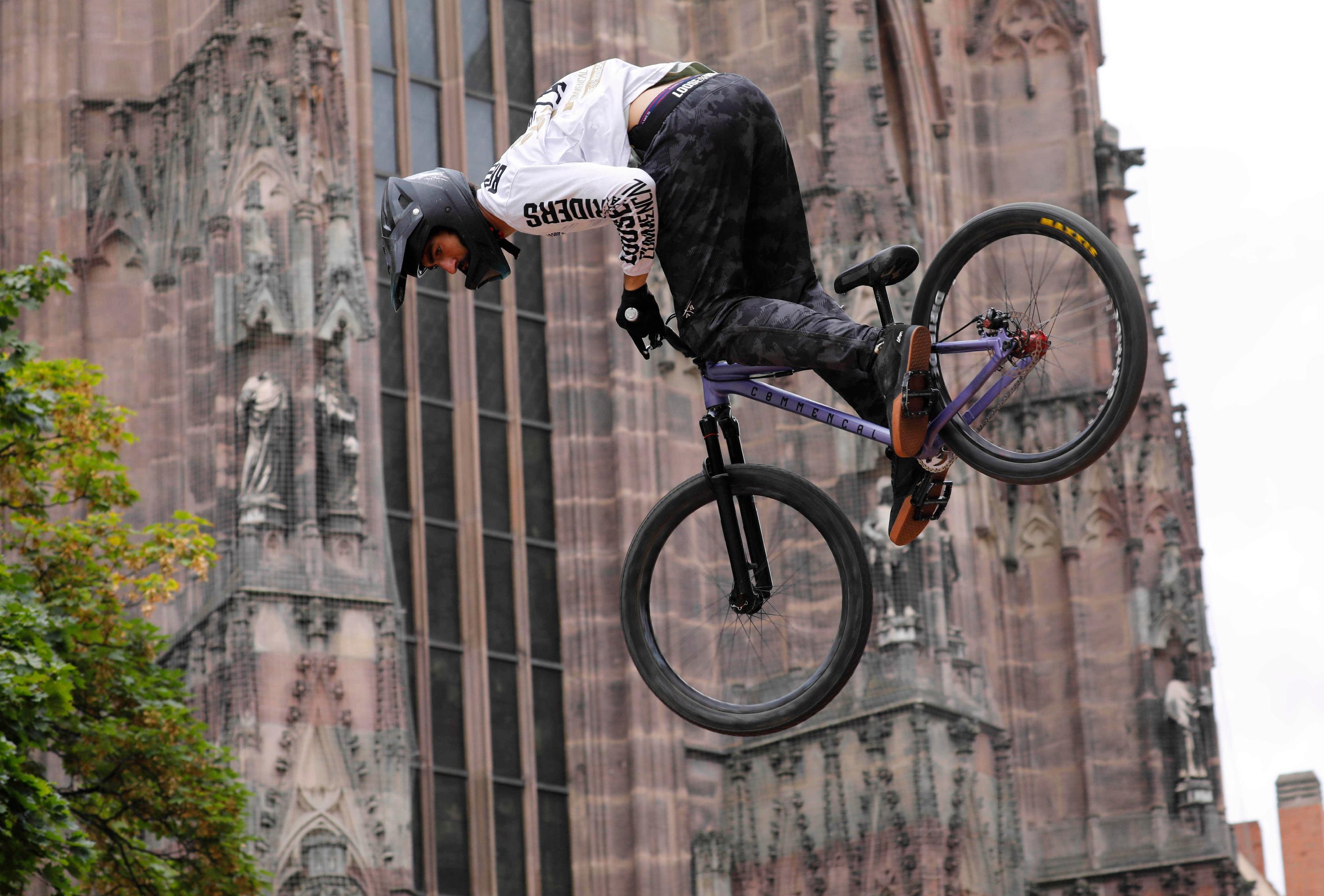 Vor der Sebalduskirche zeigen diese Athleten, ...