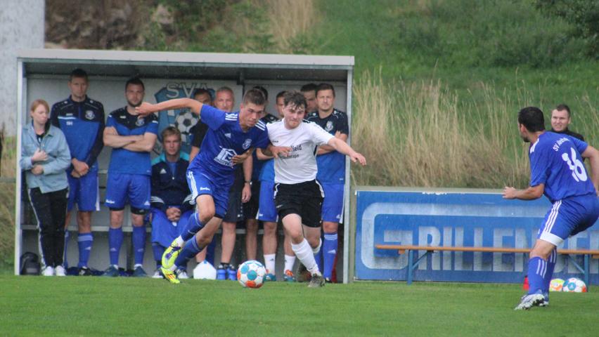 Der SV Alesheim (in Blau), hier mit Julian Strobel, setzte sich in einem spannenden Totopokal-Viertelfinale mit 9:8 im Elfmeterschießen gegen die SG Pfofeld/Theilenhofen durch.