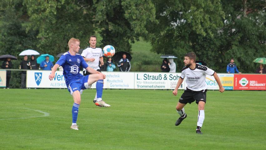 Der SV Alesheim (in Blau), hier mit Torschütze Jakob Reutelhuber, setzte sich in einem spannenden Totopokal-Viertelfinale mit 9:8 im Elfmeterschießen gegen die SG Pfofeld/Theilenhofen durch.