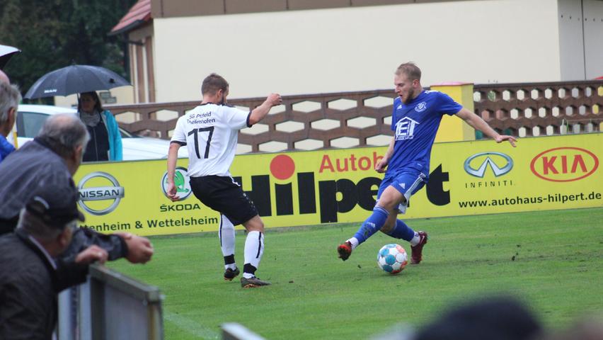 Der SV Alesheim (in Blau), hier mit Jan Konrad, setzte sich in einem spannenden Totopokal-Viertelfinale mit 9:8 im Elfmeterschießen gegen die SG Pfofeld/Theilenhofen durch.