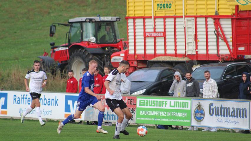Der SV Alesheim (in Blau) setzte sich in einem spannenden Totopokal-Viertelfinale mit 9:8 im Elfmeterschießen gegen die SG Pfofeld/Theilenhofen durch.
