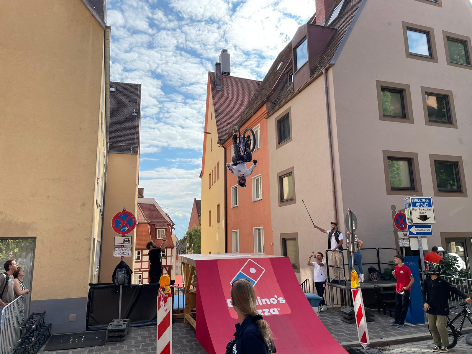 Über Kopf geht es gleich hinunter in die Untere Schmiedgasse.