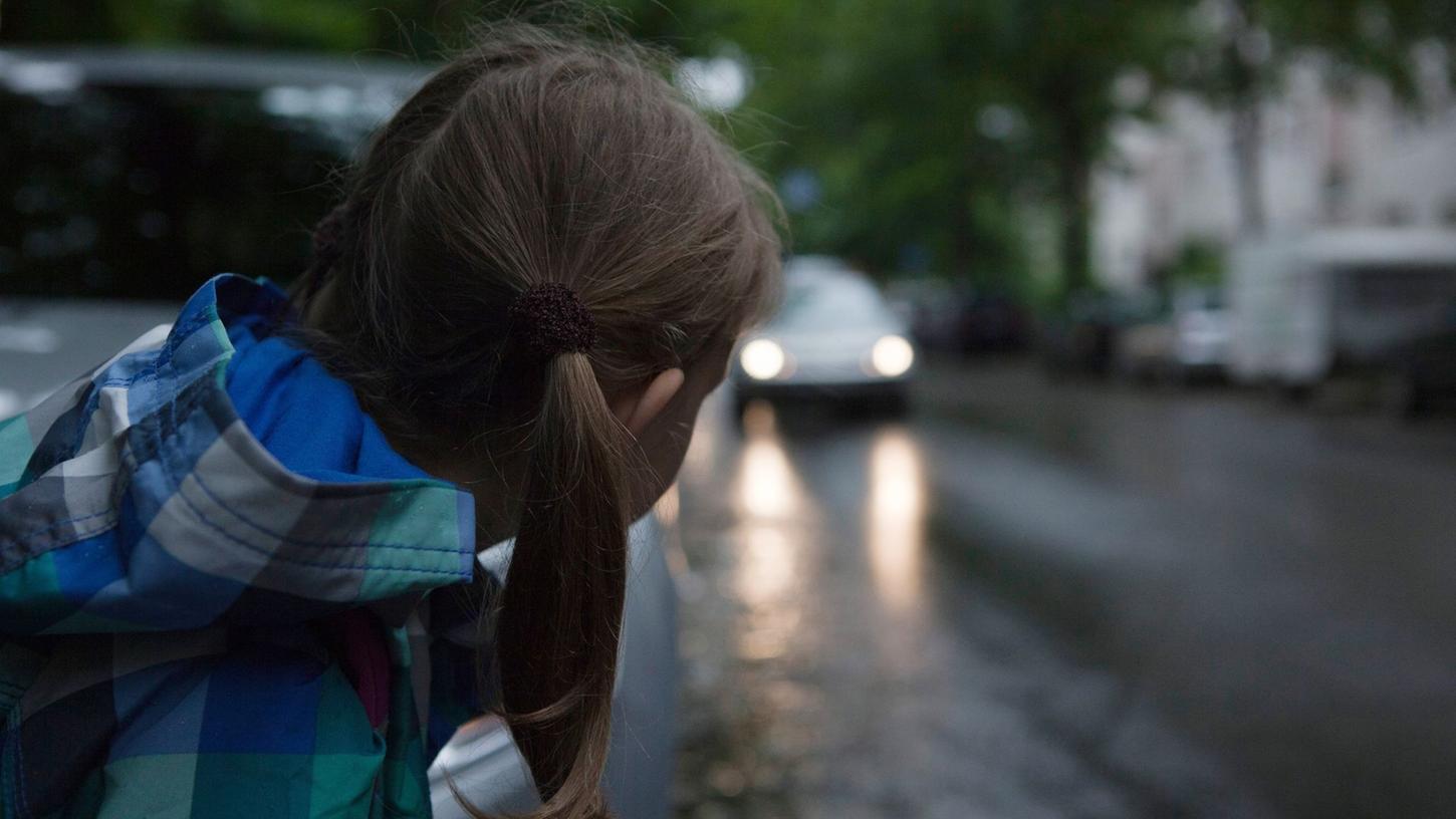 Die größte Angst der Eltern ist, dass ihren Kindern etwas zustoßen könnte, wenn sie allein unterwegs sind. Die größte Angst der Eltern ist, dass ihren Kindern etwas zustoßen könnte, wenn sie allein unterwegs sind.