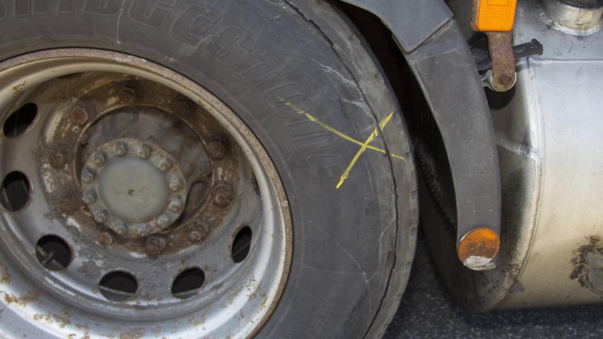 Weil ein Reifen platzte, musste ein Lkw-Fahrer sein Fahrzeug auf die Standspur lenken (Symbolbild).