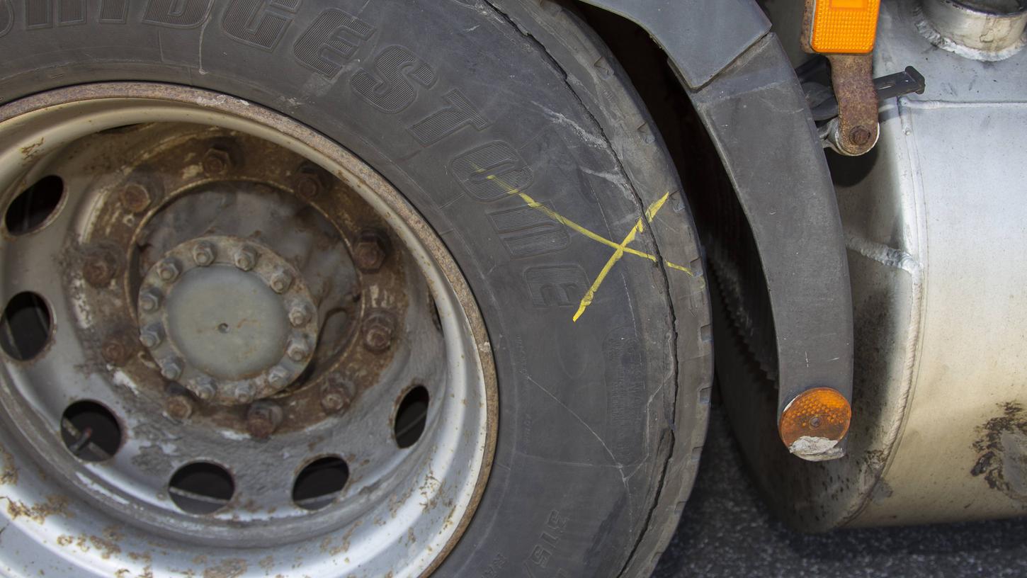 Weil ein Reifen platzte, musste ein Lkw-Fahrer sein Fahrzeug auf die Standspur lenken (Symbolbild).

