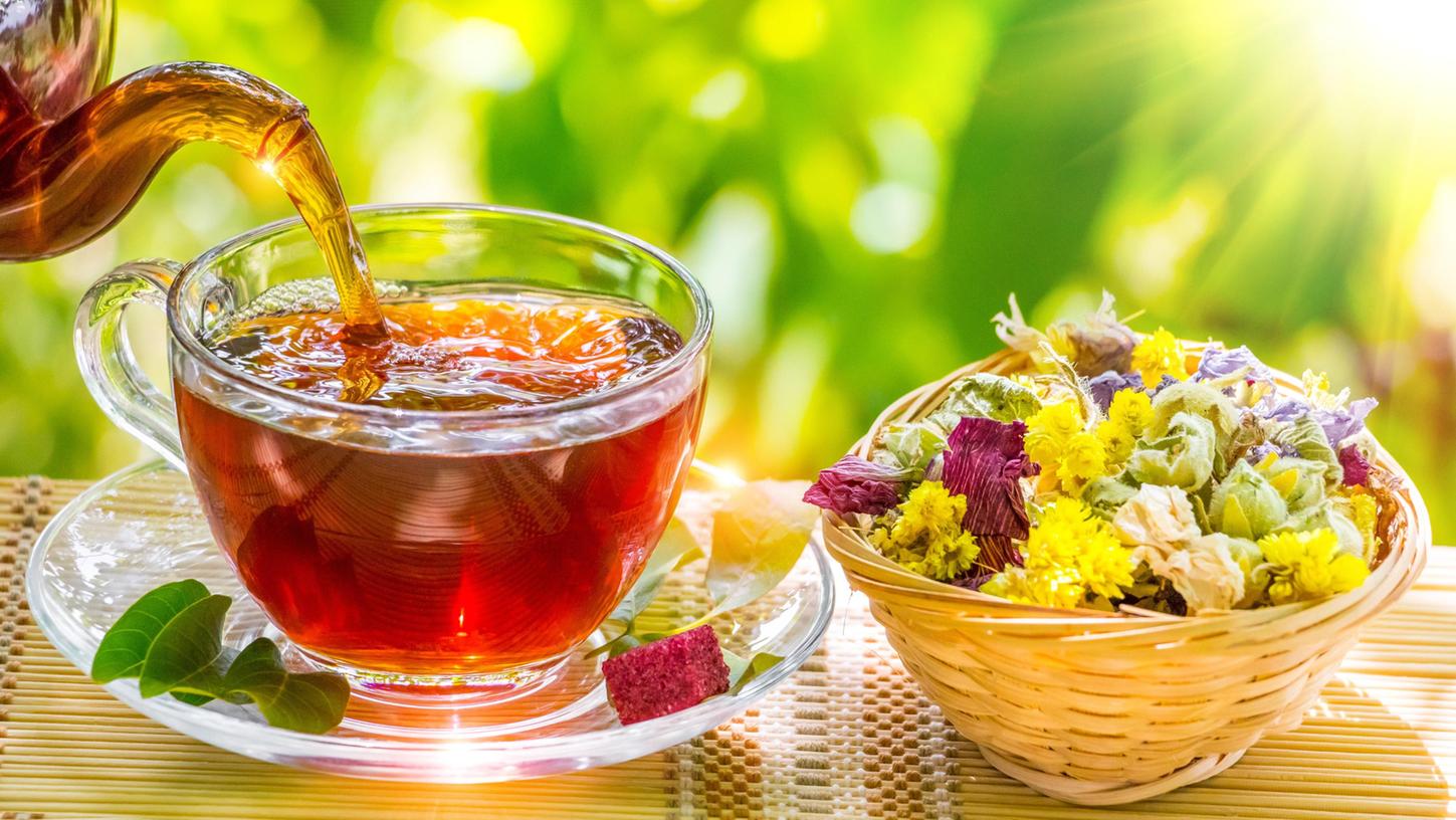 Kalter Tee kann erfrischend schmecken. Doch nicht alle Sorten sollten kalt aufgebrüht werden. Manchmal ist abkühlen lassen und dann trinken besser.
