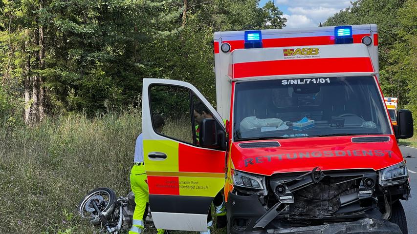 Der Unfall ereignete sich auf der B8 zwischen Schwarzenbruck und Feucht.