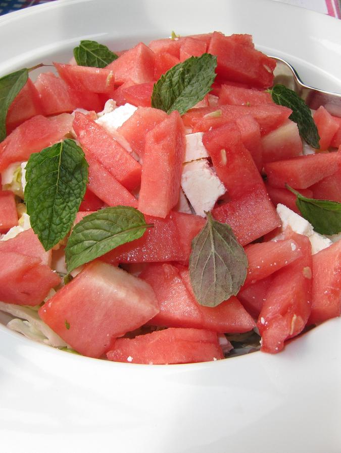 Ein Wassermelonen-Feta-Minze-Salat ist erfrischend und köstlich.