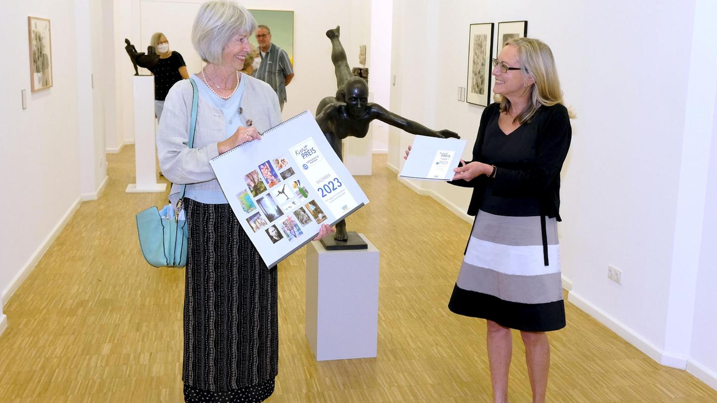 Gabriele Held (li.) wurde von NN-Kunstpreis-Jurymitglied Birgit Ruf in der Ausstellung begrüßt. 