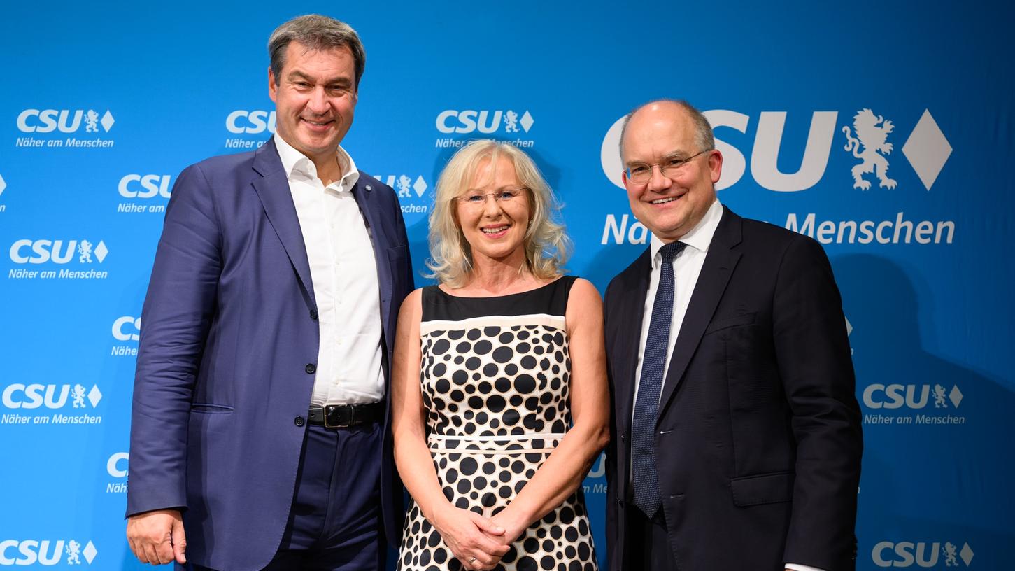 Gerlinde Mathes und Markus Söder sind als Kandidaten der CSU für Bezirkstag und Landtag im Stimmkreis Nürnberg-Ost nominiert worden. Kreisverbandschef Sebastian Brehm (re.) freut sich mit den beiden.