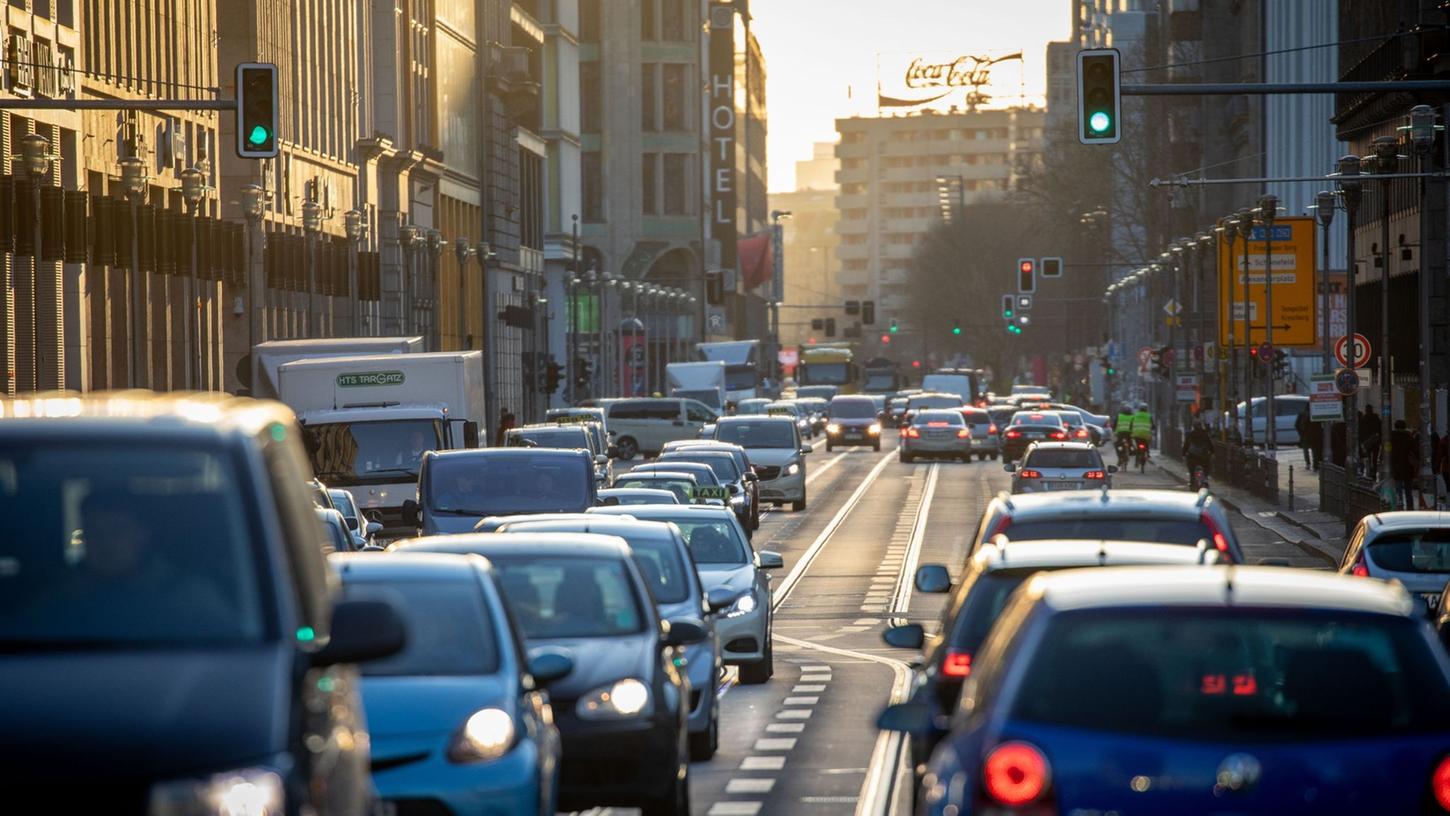 Schont Nerven und spart Sprit: Im Stadtverkehr rollt man am besten gemächlich mit.
