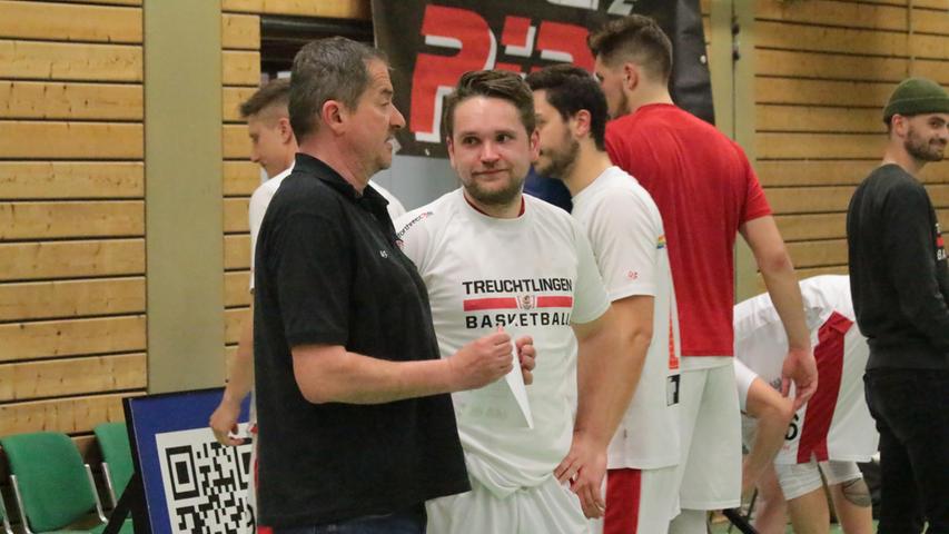 Verlässt die Baskets in Richtung Vilsbiburg: Arne Stecher (rechts) im Gespräch mit Trainer Stephan Harlander. 