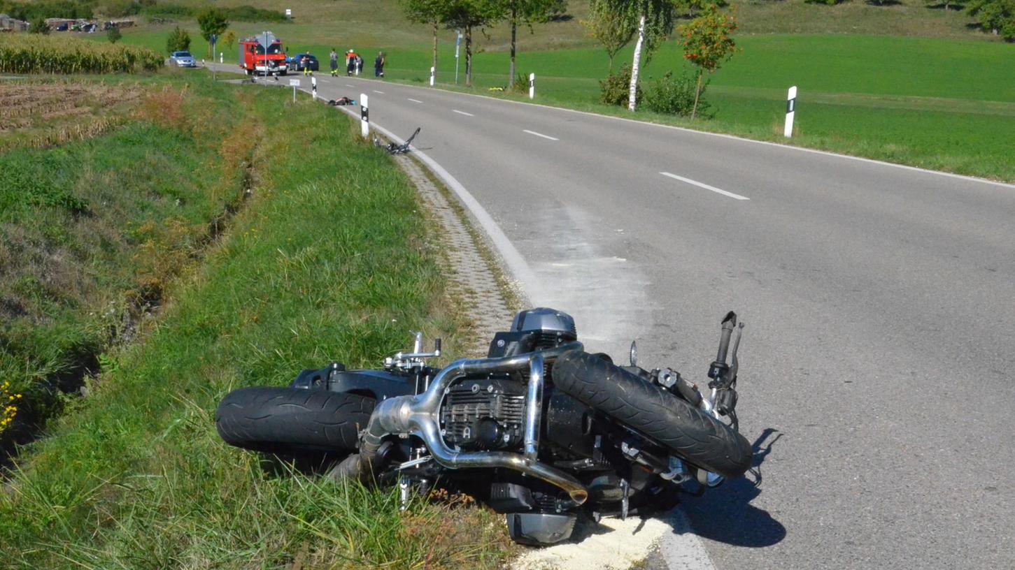 Der Zusammenstoß Freitagnachmittag bei Pfofeld zwischen einem Motorradfahrer und einer E-Bike-Fahrerin war heftig. Der Zusammenstoß Freitagnachmittag bei Pfofeld zwischen einem Motorradfahrer und einer E-Bike-Fahrerin war heftig.
