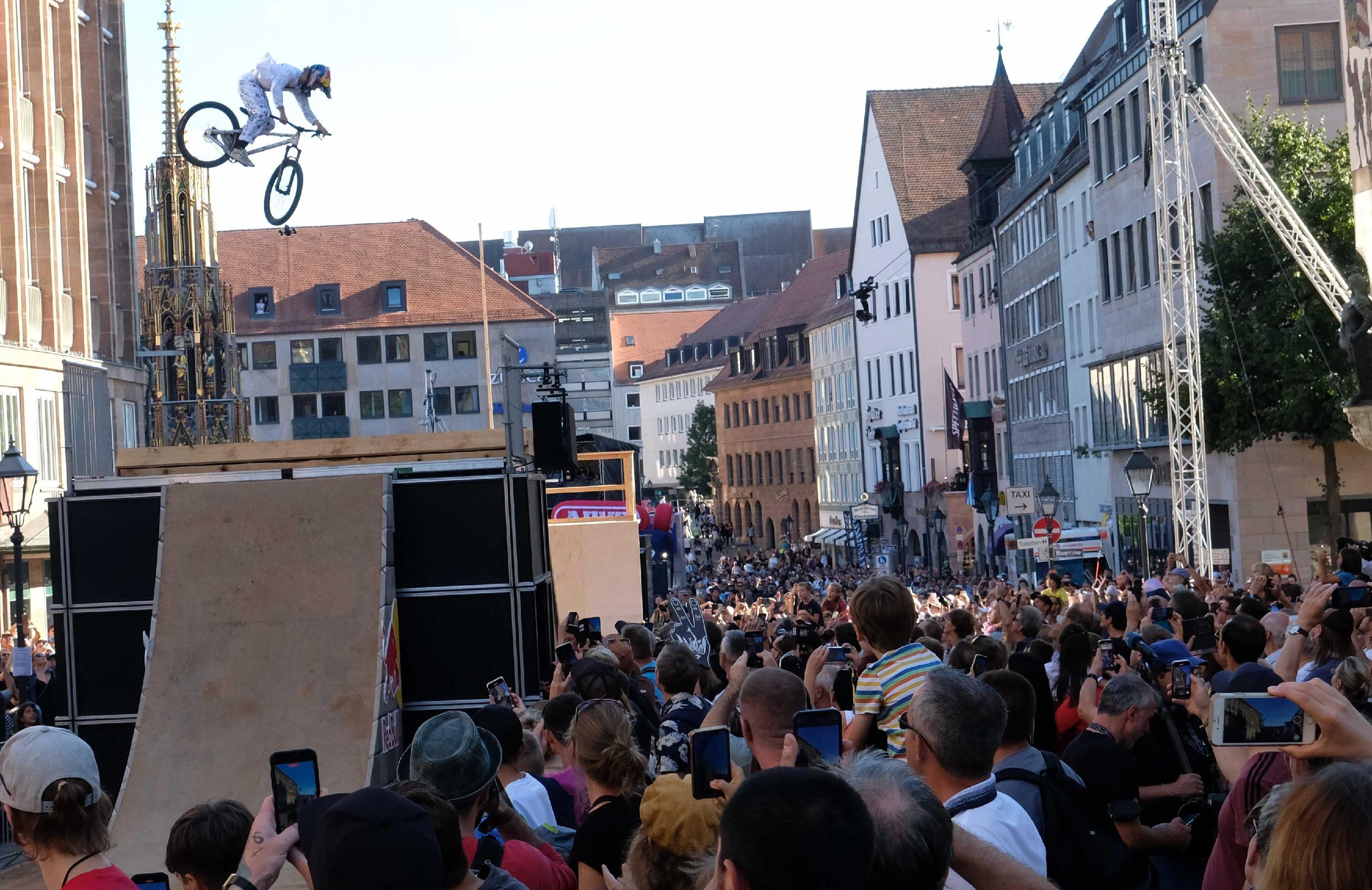 Die Zuschauer in Nürnberg hatten am Freitag allen Grund zur Freude. Weil die Wettervorhersage für Samstag alles andere als prickelnd ausfiel, entschied sich der Veranstalter, bereits am Freitag den ersten Durchgang des Slopestyle Contest beim Red Bull District Ride durchzuführen.
