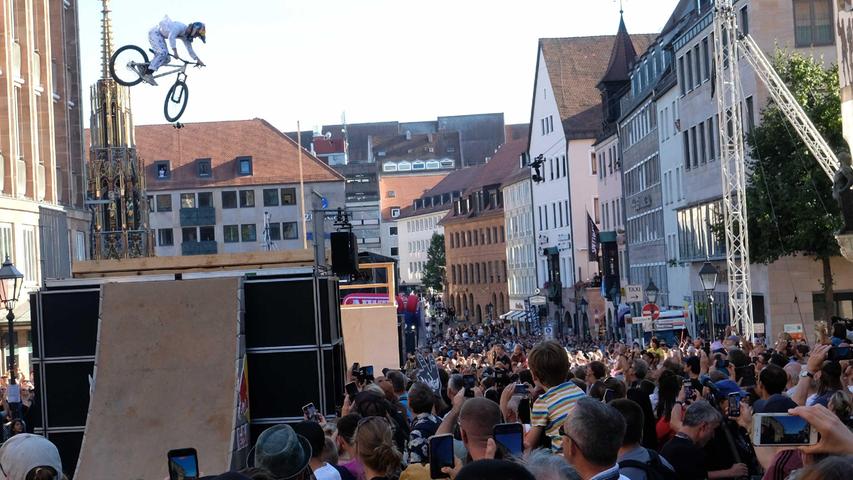 Die Zuschauer in Nürnberg hatten am Freitag allen Grund zur Freude. Weil die Wettervorhersage für Samstag alles andere als prickelnd ausfiel, entschied sich der Veranstalter, bereits am Freitag den ersten Durchgang des Slopestyle Contest beim Red Bull District Ride durchzuführen.