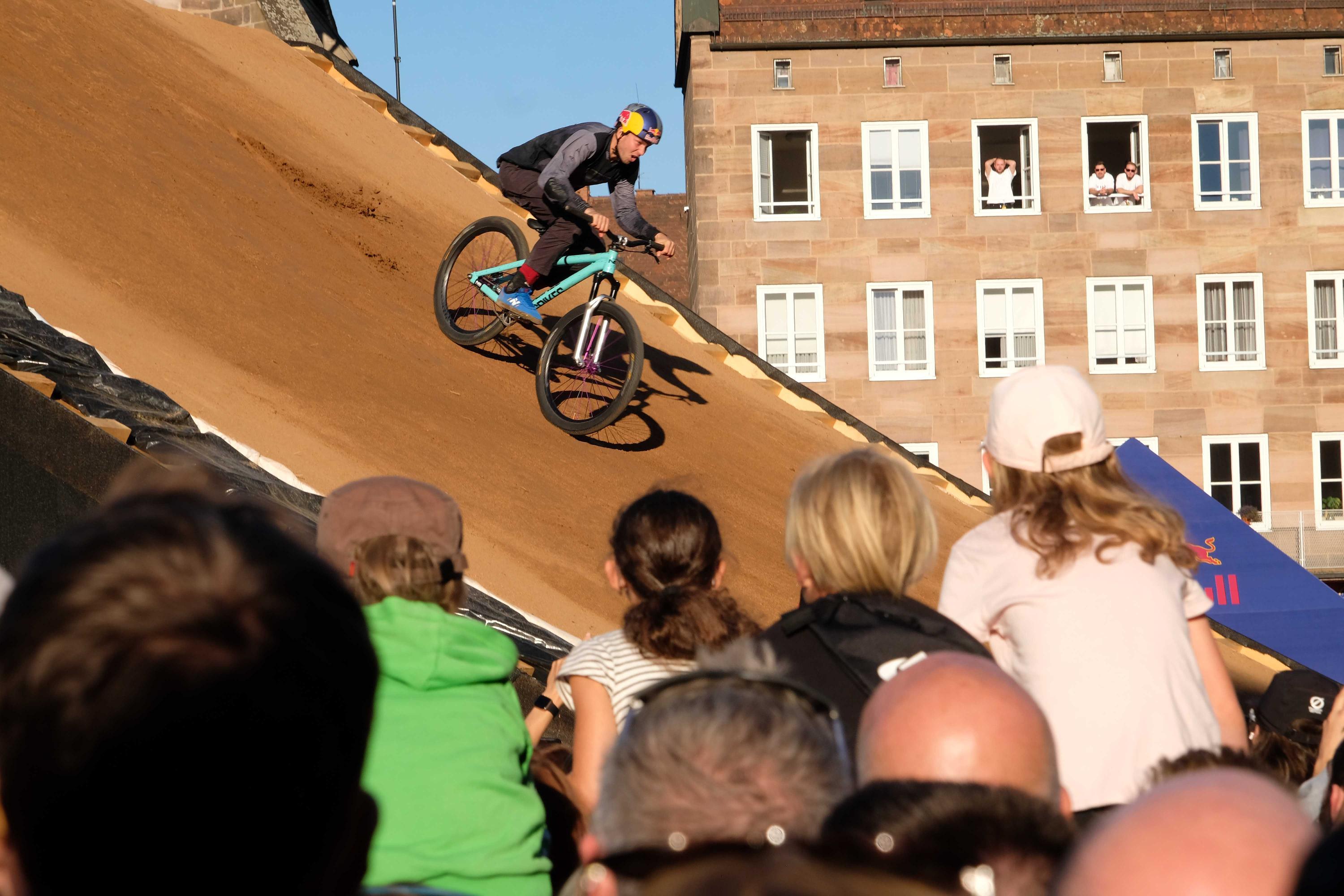 Für die Fahrer muss das kein Nachteil sein. Zwar hatten sie weniger Zeit zu trainieren, dafür könnte es, sofern das Wetter mitspielt, insgesamt sogar drei Läufe geben, von denen nur der beste gewertet wird.
