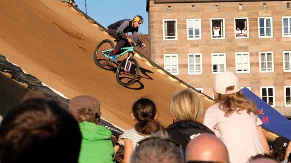Für die Fahrer muss das kein Nachteil sein. Zwar hatten sie weniger Zeit zu trainieren, dafür könnte es, sofern das Wetter mitspielt, insgesamt sogar drei Läufe geben, von denen nur der beste gewertet wird.