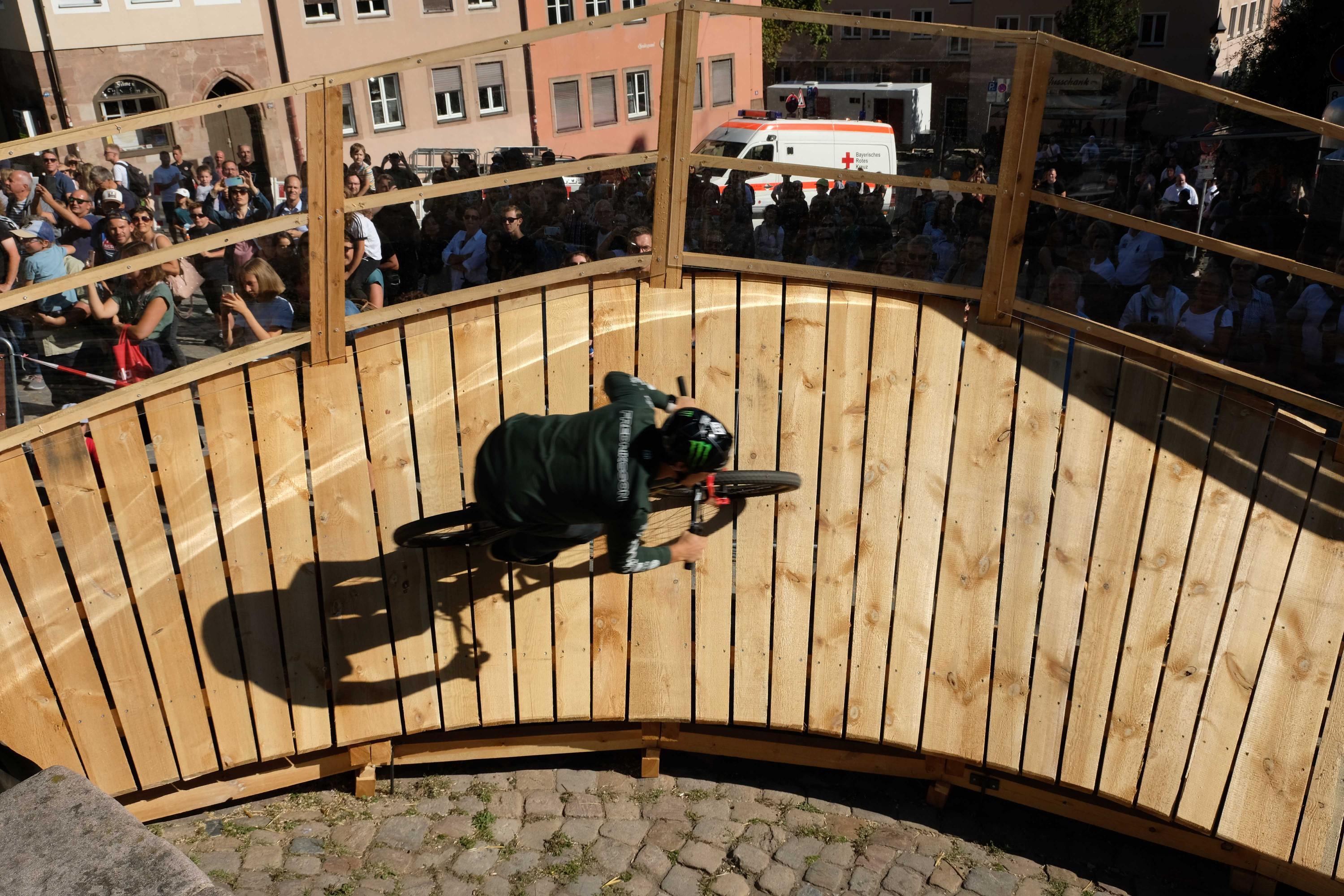 Los ging es oben an der Burg. Auf den Start folgt gleich eine Steilkurve.