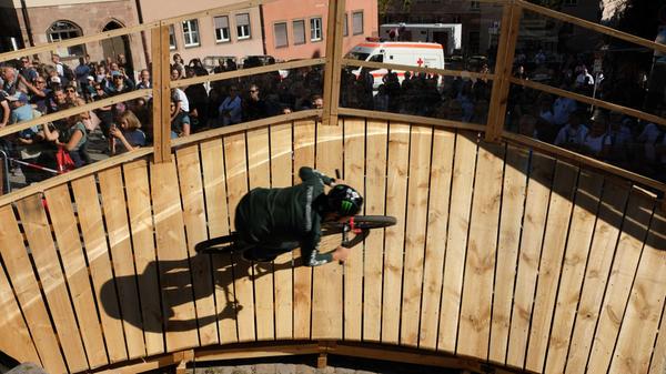Los ging es oben an der Burg. Auf den Start folgt gleich eine Steilkurve.