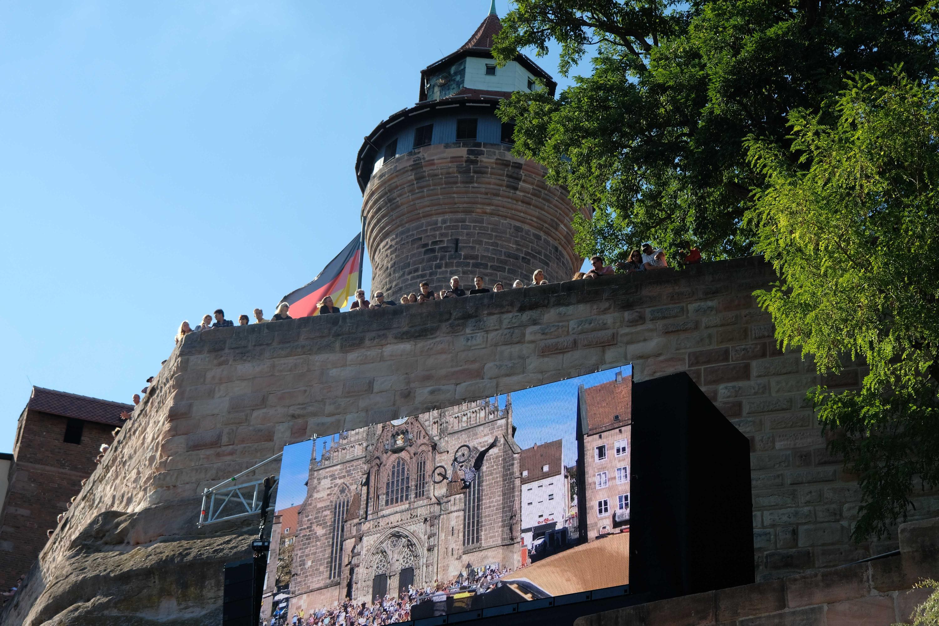 Dank verschiedener Bildschirme rund um die Strecke behielten die Zuschauer den Überblick.