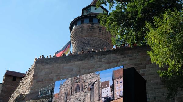 Dank verschiedener Bildschirme rund um die Strecke behielten die Zuschauer den Überblick.